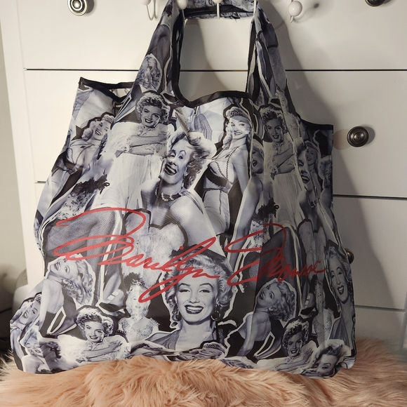 - NWT! Marilyn Monroe portable shopping bag with case. (O19) - Picture 3 of 9